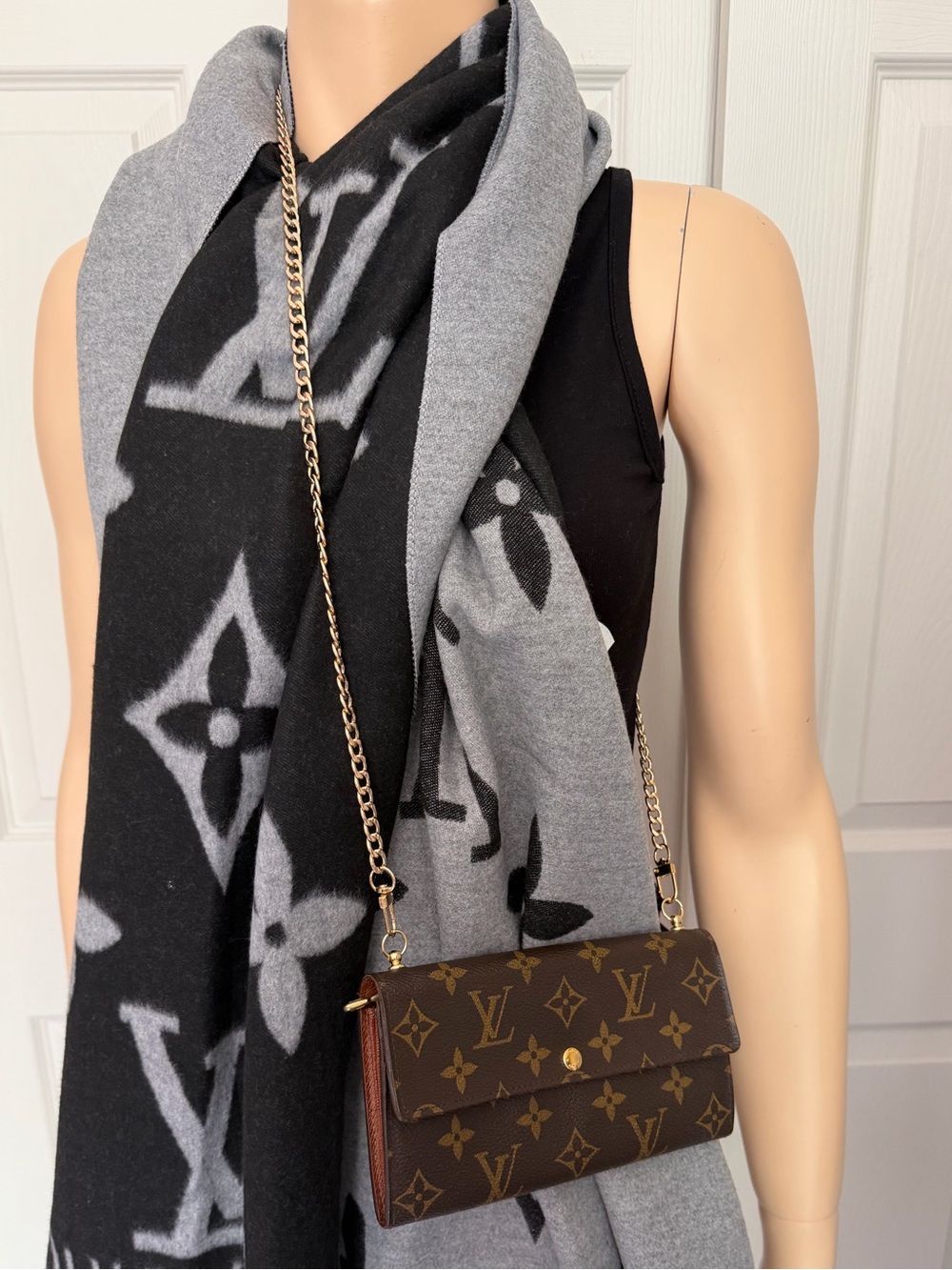 Louis Vuitton Authentic Monogram Sarah Long Wallet on Chain - Picture 6 of 16